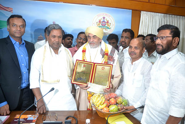 ಡಾ.ಸೈಯದ್ ಶಾ ಖುಸ್ರೋ ಹುಸೇನಿ ಅವರಿಗೆ ರಾಜ್ಯೋತ್ಸವ ಪ್ರಶಸ್ತಿ ಪ್ರದಾನ